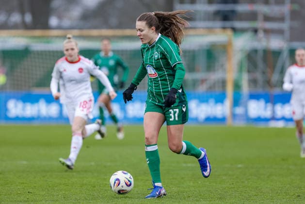 Mara Alber SV Werder Bremen, 37 on the ball, single image, full body, action, action, match scene, THE DFB REGULATIONS PROHIBIT ANY USE OF PHOTOGRAPHS AS IMAGE SEQUENCES AND OR QUASI VIDEO , 25 01 2026, , Football, Google Pixel Womens Bundesliga, SV Werder Bremen 1 FC Nürnberg xobx