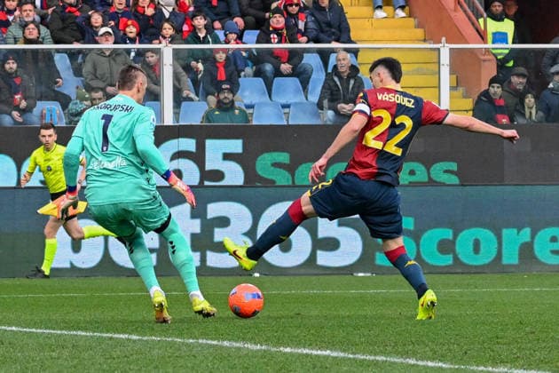 GenoaÕs Johan Vasquez fights for the ball with Bologna s goalkeeper Lukasz Skorupski during the Serie A soccer match between Genoa and Bologna at the Luigi Ferraris Stadium in Genoa, Italy - Sunday, January 25, 2026. - Soccer .  Copyright: xTanoxPecoraro LaPressex