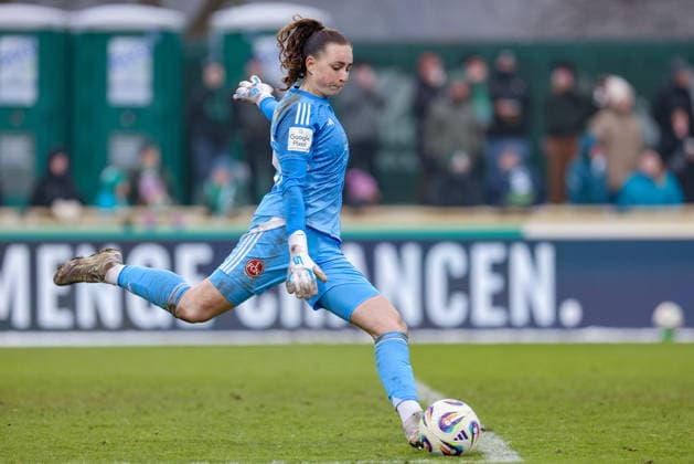 Lourdes Romero Goalkeeper, 1 FC Nuremberg, 25 on the ball, cropped, single image, full body, action, action, game scene, THE DFB REGULATIONS PROHIBIT ANY USE OF PHOTOGRAPHS AS IMAGE SEQUENCES AND OR QUASI VIDEO , 25 01 2026, , Football, Google Pixel Womens Bundesliga, SV Werder Bremen 1 FC Nürnberg xobx