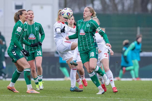 Lina Hausicke SV Werder Bremen, 18 on the ball, single picture, full body, action, action, game scene, THE DFB REGULATIONS PROHIBIT ANY USE OF PHOTOGRAPHS AS IMAGE SEQUENCES AND OR QUASI VIDEO , 25 01 2026, , Football, Google Pixel Womens Bundesliga, SV Werder Bremen 1 FC Nürnberg xobx
