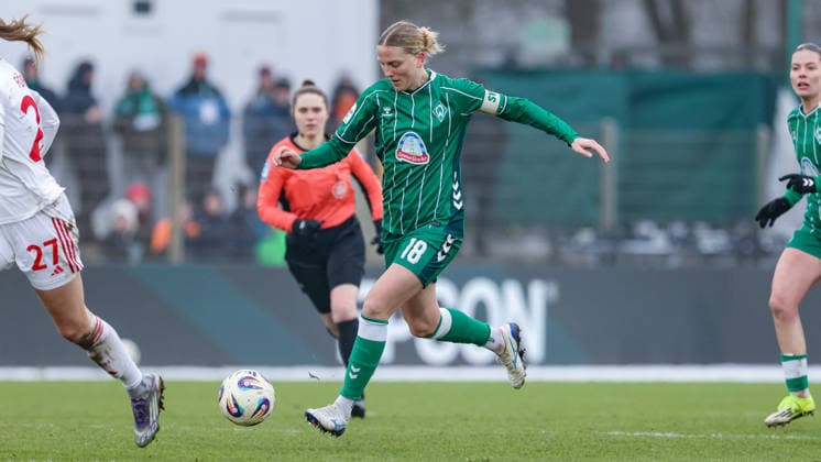 Lina Hausicke SV Werder Bremen, 18 on the ball, single picture, full body, action, action, game scene, THE DFB REGULATIONS PROHIBIT ANY USE OF PHOTOGRAPHS AS IMAGE SEQUENCES AND OR QUASI VIDEO , 25 01 2026, , Football, Google Pixel Womens Bundesliga, SV Werder Bremen 1 FC Nürnberg xobx