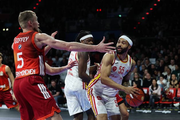 David Muenkat Fitness First Wuerzburg Baskets, 55 with Charles Thompson Fitness First Wuerzburg Baskets, 32 , with Niels Giffey FC Bayern Basketball, 05 , GER, FC Bayern Basketball vs Fitness First Wuerzburg Baskets, Basketball, easycredit Basketball Bundesliga, 17 Matchday, Season 2025 2026, 25 01 2026, GER, FC Bayern Basketball vs Fitness First Wuerzburg Baskets, Basketball, easycredit Basketball Bundesliga, 17 Matchday, Season 2025 2026, 25 01 2026 Munich Copyright: xEibner-Pressefoto JennixMaulx EP_JML