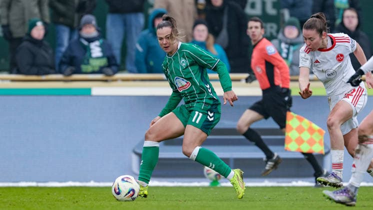 from left Maja Sternad SV Werder Bremen, 11 and Julia Pollak 1 FC Nürnberg, 22 in a duel, dynamic, action, action, game scene, THE DFB REGULATIONS PROHIBIT ANY USE OF PHOTOGRAPHS AS IMAGE SEQUENCES AND OR QUASI VIDEO , 25 01 2026, , Football, Google Pixel Womens Bundesliga, SV Werder Bremen 1 FC Nürnberg xobx