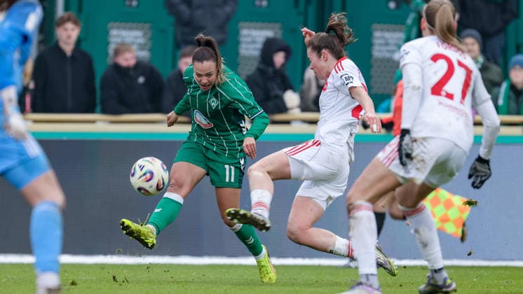 from left Maja Sternad SV Werder Bremen, 11 and Julia Pollak 1 FC Nürnberg, 22 in a duel, dynamic, action, action, game scene, THE DFB REGULATIONS PROHIBIT ANY USE OF PHOTOGRAPHS AS IMAGE SEQUENCES AND OR QUASI VIDEO , 25 01 2026, , Football, Google Pixel Womens Bundesliga, SV Werder Bremen 1 FC Nürnberg xobx