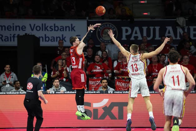 Andreas Obst FC Bayern Basketball, 13 on the throw, with Marko Petric Fitness First Wuerzburg Baskets, 13 , GER, FC Bayern Basketball vs Fitness First Wuerzburg Baskets, Basketball, easycredit Basketball Bundesliga, Matchday 17, Season 2025 2026, 25 01 2026, GER, FC Bayern Basketball vs Fitness First Wuerzburg Baskets, Basketball, easycredit Basketball Bundesliga, Matchday 17, Season 2025 2026, 25 01 2026 Muenchen Copyright: xEibner-Pressefoto JennixMaulx EP_JML