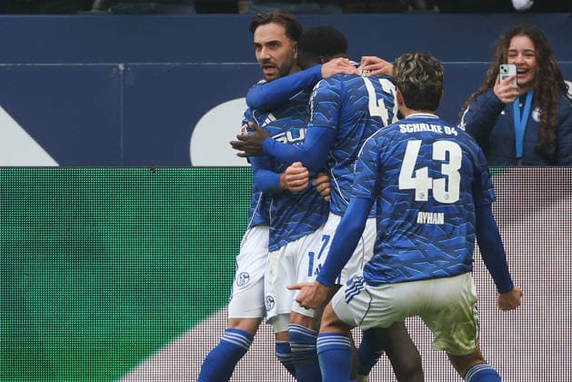 2 Bundesliga FC Schalke 04 1 FC Kaiserslautern on 25 01 2026 at the Veltins Arena in Schalke Cheering, goal celebration, goal scorer, goal scorer Kenan Karaman Schalke 19 cheers with the team after his goal to make it 2 - 2 MH