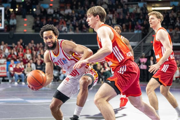 Davion Mintz 10 Fitness First Wuerzburg Baskets in duel with Justin Jessup 10 FC Bayern Basketball , FC Bayern Basketball vs Fitness First Wuerzburg Baskets, BBL, Main Round, 25 01 2026 Munich Bavaria Germany Copyright: xkolbert-press UlrichxGamelx