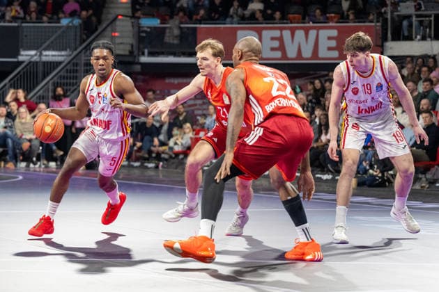 Marcus Carr 5 Fitness First Wuerzburg Baskets in duel with Justus Hollatz 21 FC Bayern Basketball , FC Bayern Basketball vs Fitness First Wuerzburg Baskets, BBL, Main Round, 25 01 2026 Munich Bavaria Germany Copyright: xkolbert-press UlrichxGamelx