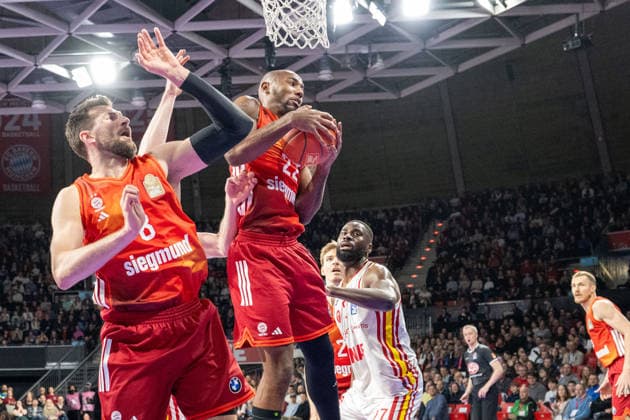 Leon Kratzer 8 FC Bayern Basketball , Isiaha Mike 22 FC Bayern Basketball , Eddy Edigin 27 Fitness First Wuerzburg Baskets , FC Bayern Basketball vs Fitness First Wuerzburg Baskets, BBL, Main Round, 25 01 2026 Munich Bavaria Germany Copyright: xkolbert-press UlrichxGamelx
