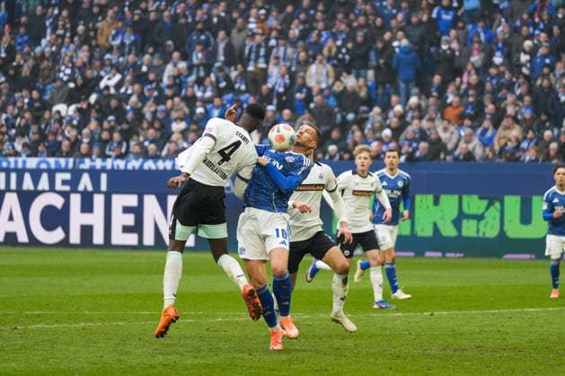 Germany Soccer 2 Bundesliga, Season 2025 26, Matchday 19 FC Schalke 04 vs 1 FC Kaiserslautern, 25 01 2026, Veltins Arena Gelsenkirchen, North Rhine-Westphalia Ball reception before the 1 2 by Edin Džeko, Edin Dzeko FC Schalke 04, 10 Maxwell Gyamfi 1 FC Kaiserslautern, 4 Copyright: xLeonxFrickx