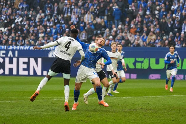 Germany Soccer 2 Bundesliga, Season 2025 26, Matchday 19 FC Schalke 04 vs 1 FC Kaiserslautern, 25 01 2026, Veltins Arena Gelsenkirchen, North Rhine-Westphalia Ball reception before the 1 2 by Edin Džeko, Edin Dzeko FC Schalke 04, 10 Maxwell Gyamfi 1 FC Kaiserslautern, 4 Copyright: xLeonxFrickx
