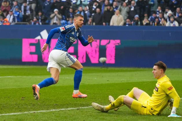 Germany Soccer 2 Bundesliga, Season 2025 26, Matchday 19 FC Schalke 04 vs 1 FC Kaiserslautern, 25 01 2026, Veltins Arena Gelsenkirchen, Nordrhein Westfalen Goal for 1 2 by Edin Džeko, Edin Dzeko FC Schalke 04, 10 Copyright: xLeonxFrickx