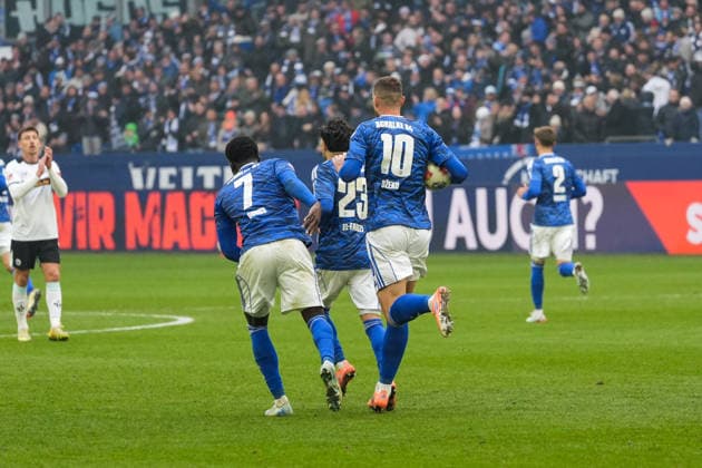 Germany Soccer 2 Bundesliga, Season 2025 26, 19 Matchday FC Schalke 04 vs 1 FC Kaiserslautern, 25 01 2026, Veltins Arena Gelsenkirchen, North Rhine-Westphalia Cheer Goal celebration Goal 1 2 by Edin Džeko, Edin Dzeko FC Schalke 04, 10 Copyright: xLeonxFrickx