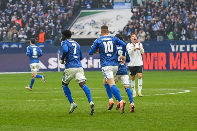 Germany Soccer 2 Bundesliga, Season 2025 26, 19 Matchday FC Schalke 04 vs 1 FC Kaiserslautern, 25 01 2026, Veltins Arena Gelsenkirchen, North Rhine-Westphalia Cheer Goal celebration Goal 1 2 by Edin Džeko, Edin Dzeko FC Schalke 04, 10 Copyright: xLeonxFrickx