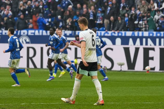 Germany Soccer 2 Bundesliga, Season 2025 26, Matchday 19 FC Schalke 04 vs 1 FC Kaiserslautern, 25 01 2026, Veltins Arena Gelsenkirchen, North Rhine-Westphalia Frustration after conceding the 2nd goal Fabian Kunze 1 FC Kaiserslautern, 6 Copyright: xLeonxFrickx