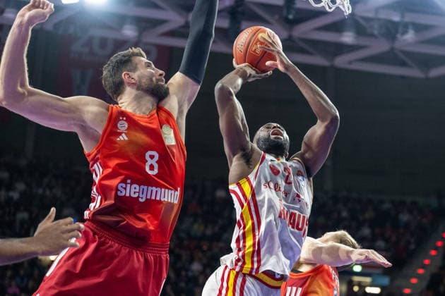 Leon Kratzer 8 FC Bayern Basketball , Jonathan Stove 22 Fitness First Wuerzburg Baskets , FC Bayern Basketball vs Fitness First Wuerzburg Baskets, BBL, Main Round, 25 01 2026 Munich Bavaria Germany Copyright: xkolbert-press UlrichxGamelx