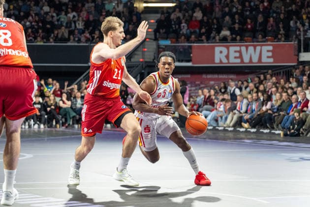 Justus Hollatz 21 FC Bayern Basketball in duel with Marcus Carr 5 Fitness First Wuerzburg Baskets , FC Bayern Basketball vs Fitness First Wuerzburg Baskets, BBL, Main Round, 25 01 2026 Munich Bavaria Germany Copyright: xkolbert-press UlrichxGamelx