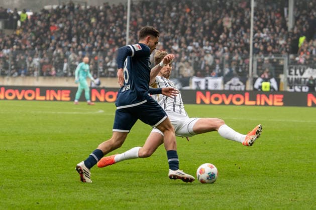 25 01 2026, xdaymx, Fussball 2 Bundesliga, SV Elversberg VfL Bochum Maximilian Rohr Elversberg hard in duel with Wätjen, Kjell Arik bochum DFL DFB REGULATIONS PROHIBIT ANY USE OF PHOTOGRAPHS as IMAGE SEQUENCES and or QUASI VIDEO Elversberg