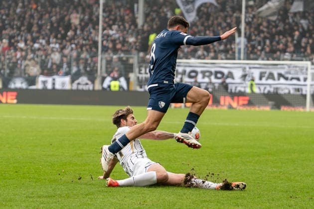 25 01 2026, xdaymx, Fussball 2 Bundesliga, SV Elversberg VfL Bochum Maximilian Rohr Elversberg hard in duel with Wätjen, Kjell Arik bochum DFL DFB REGULATIONS PROHIBIT ANY USE OF PHOTOGRAPHS as IMAGE SEQUENCES and or QUASI VIDEO Elversberg