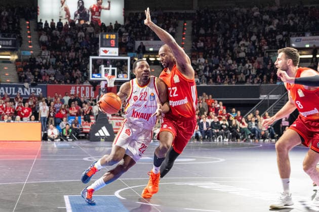 Jonathan Stove 22 Fitness First Wuerzburg Baskets in duel with Isiaha Mike 22 FC Bayern Basketball , FC Bayern Basketball vs Fitness First Wuerzburg Baskets, BBL, Main Round, 25 01 2026 Munich Bavaria Germany Copyright: xkolbert-press UlrichxGamelx