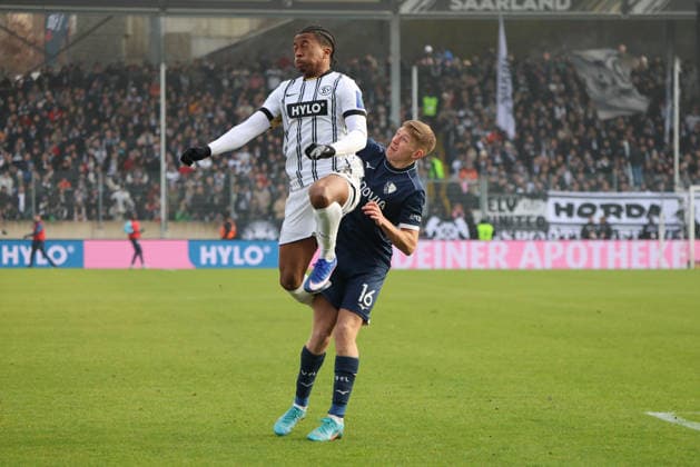 25 01 2026, Football, Men, 2 Bundesliga, Season 2025 2026, SV 07 Elversberg VfL Bochum 1848, Jarzinho Malanga SV 07 Elversberg , Callum Marshall VfL Bochum 1848 Elversberg Ursapharm Arena an der Kaiserlinde Saarland Germany DEU Copyright: xSebastianxBachx