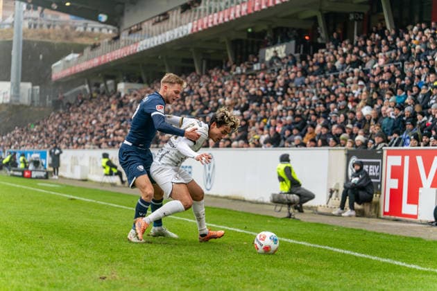 25 01 2026, xdaymx, Soccer 2 Bundesliga, SV Elversberg VfL Bochum Nicholas Mickelson Elversberg in duel with Leandro Noel Morgalla Bochum DFL DFB REGULATIONS PROHIBIT ANY USE OF PHOTOGRAPHS as IMAGE SEQUENCES and or QUASI VIDEO Elversberg