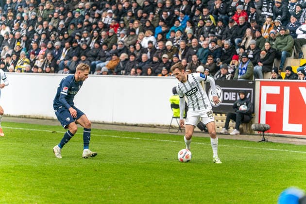 25 01 2026, xdaymx, Soccer 2 Bundesliga, SV Elversberg VfL Bochum vl Leandro Noel Morgalla Bochum in duel with Tom Zimmerschied Elversberg DFL DFB REGULATIONS PROHIBIT ANY USE OF PHOTOGRAPHS as IMAGE SEQUENCES and or QUASI VIDEO Elversberg