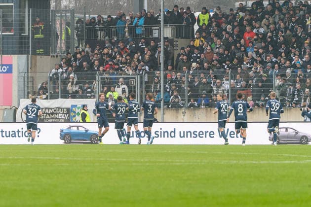 25 01 2026, xdaymx, Soccer 2 Bundesliga, SV Elversberg VfL Bochum Goalscorer Mats Pannewig Bochum is celebrated by his teammates DFL DFB REGULATIONS PROHIBIT ANY USE OF PHOTOGRAPHS as IMAGE SEQUENCES and or QUASI VIDEO Elversberg