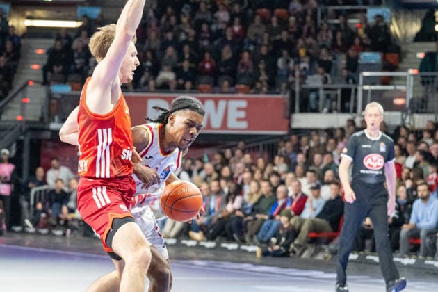 Justus Hollatz 21 FC Bayern Basketball in duel with Marcus Carr 5 Fitness First Wuerzburg Baskets , FC Bayern Basketball vs Fitness First Wuerzburg Baskets, BBL, Main Round, 25 01 2026 Munich Bavaria Germany Copyright: xkolbert-press UlrichxGamelx