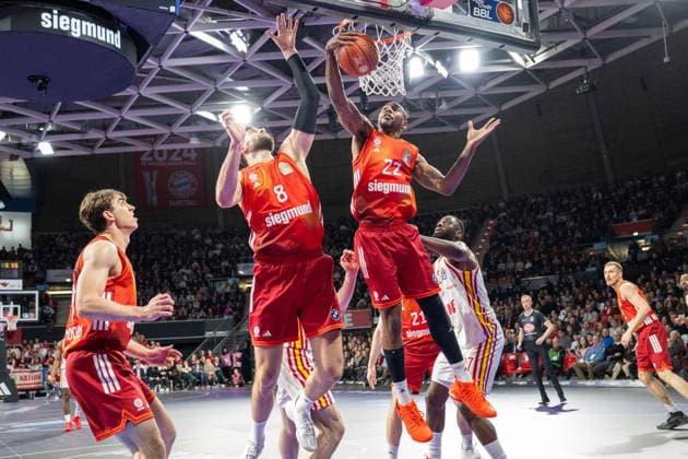Leon Kratzer 8 FC Bayern Basketball , Isiaha Mike 22 FC Bayern Basketball , Eddy Edigin 27 Fitness First Wuerzburg Baskets , FC Bayern Basketball vs Fitness First Wuerzburg Baskets, BBL, Main Round, 25 01 2026 Munich Bavaria Germany Copyright: xkolbert-press UlrichxGamelx