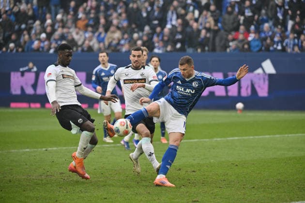 Edin Dzeko FC Schalke 04 , re , scores the goal for 1 2 25 01 2026, Soccer 2 Bundesliga, Season 2025 2026, 19 Matchday, FC Schalke 04 1 FC Kaiserslautern DFL regulations prohibit any use of photographs as image sequences and or quasi video Gelsenkirchen Veltins Arena Nordrhein Westfalen Germany Team2