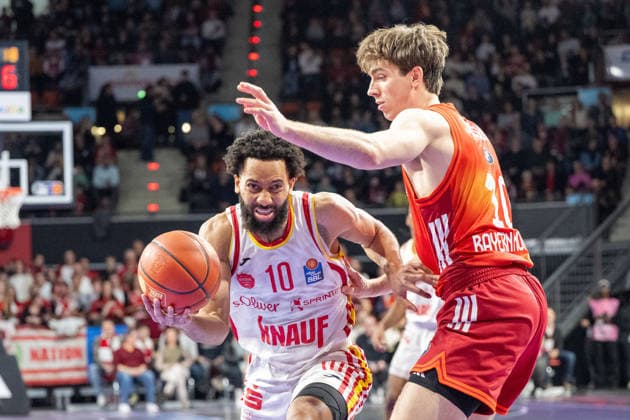 Davion Mintz 10 Fitness First Wuerzburg Baskets in duel with Justin Jessup 10 FC Bayern Basketball , FC Bayern Basketball vs Fitness First Wuerzburg Baskets, BBL, Main Round, 25 01 2026 Munich Bavaria Germany Copyright: xkolbert-press UlrichxGamelx