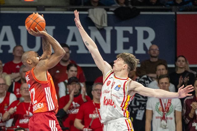 Isiaha Mike 22 FC Bayern Basketball in a duel with Christian Skladanowski 19 Fitness First Wuerzburg Baskets , FC Bayern Basketball vs Fitness First Wuerzburg Baskets, BBL, Main Round, 25 01 2026 Munich Bavaria Germany Copyright: xkolbert-press UlrichxGamelx