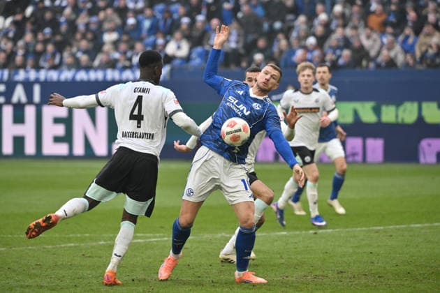 Edin Dzeko FC Schalke 04 , re , scores the goal for 1 2 25 01 2026, Soccer 2 Bundesliga, Season 2025 2026, 19 Matchday, FC Schalke 04 1 FC Kaiserslautern DFL regulations prohibit any use of photographs as image sequences and or quasi video Gelsenkirchen Veltins Arena Nordrhein Westfalen Germany Team2