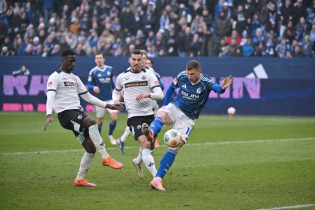 Edin Dzeko FC Schalke 04 , re , scores the goal for 1 2 25 01 2026, Soccer 2 Bundesliga, Season 2025 2026, 19 Matchday, FC Schalke 04 1 FC Kaiserslautern DFL regulations prohibit any use of photographs as image sequences and or quasi video Gelsenkirchen Veltins Arena Nordrhein Westfalen Germany Team2
