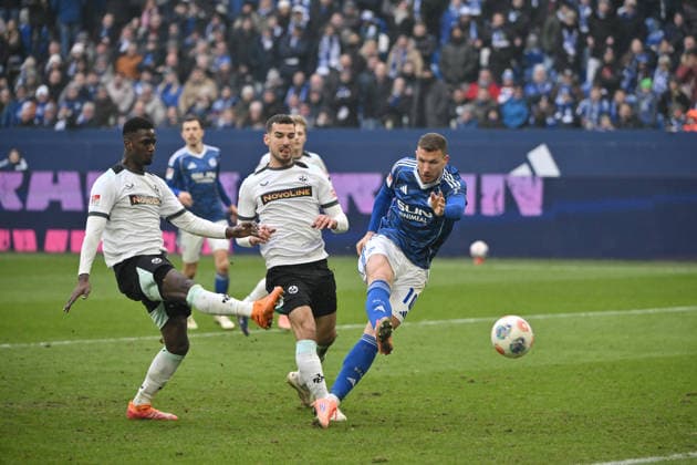 Edin Dzeko FC Schalke 04 , re , scores the goal for 1 2 25 01 2026, Soccer 2 Bundesliga, Season 2025 2026, 19 Matchday, FC Schalke 04 1 FC Kaiserslautern DFL regulations prohibit any use of photographs as image sequences and or quasi video Gelsenkirchen Veltins Arena Nordrhein Westfalen Germany Team2