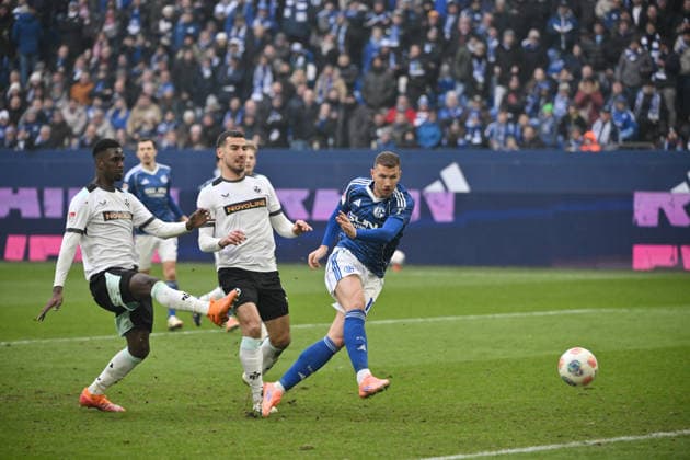 Edin Dzeko FC Schalke 04 , re , scores the goal for 1 2 25 01 2026, Soccer 2 Bundesliga, Season 2025 2026, 19 Matchday, FC Schalke 04 1 FC Kaiserslautern DFL regulations prohibit any use of photographs as image sequences and or quasi video Gelsenkirchen Veltins Arena Nordrhein Westfalen Germany Team2