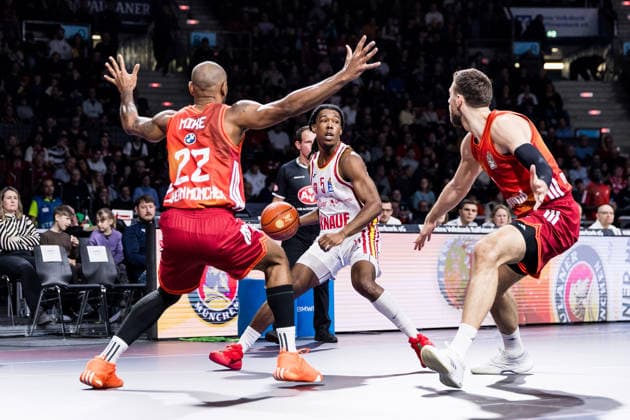 easyCredit Basketball Bundesliga, FC Bayern München Fitness First Würzburg Baskets 25 01 2026 Isiaha Mike FC Bayern München, 22 , Marcus Carr Fitness First Würzburg Baskets, 5 on the ball, Leon Kratzer FC Bayern München, 8 easyCredit Basketball Bundesliga, FC Bayern München Fitness First Würzburg Baskets München, BMW Park on 25 01 2026 Copyright: xBEAUTIFULxSPORTS Wunderlx