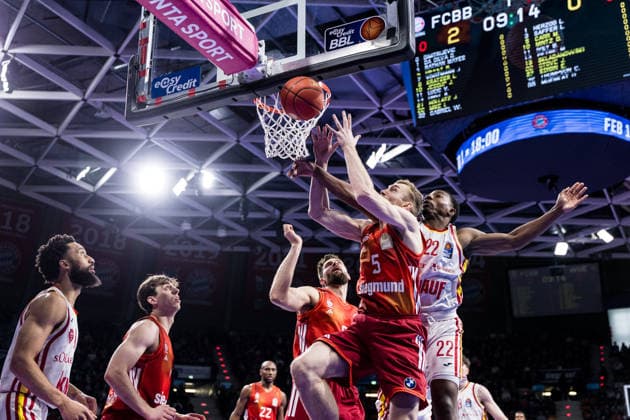 easyCredit Basketball Bundesliga, FC Bayern Munich Fitness First Würzburg Baskets 25 01 2026 Niels Giffey FC Bayern Munich, 5 and Jonathan Stove Fitness First Würzburg Baskets, 22 fight for the rebound easyCredit Basketball Bundesliga, FC Bayern Munich Fitness First Würzburg Baskets Munich, BMW Park on 25 01 2026 Copyright: xBEAUTIFULxSPORTS Wunderlx