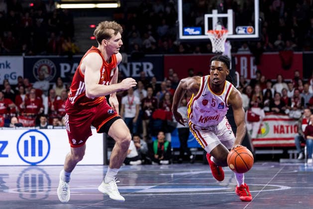 easyCredit Basketball Bundesliga, FC Bayern München Fitness First Würzburg Baskets 25 01 2026 Justus Hollatz FC Bayern München, 21 , Marcus Carr Fitness First Würzburg Baskets, 5 on the ball easyCredit Basketball Bundesliga, FC Bayern München Fitness First Würzburg Baskets Munich, BMW Park on 25 01 2026 Copyright: xBEAUTIFULxSPORTS Wunderlx