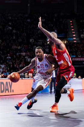 easyCredit Basketball Bundesliga, FC Bayern Munich Fitness First Würzburg Baskets 25 01 2026 Jonathan Stove Fitness First Würzburg Baskets, 22 on the ball, Isiaha Mike FC Bayern Munich, 22 easyCredit Basketball Bundesliga, FC Bayern Munich Fitness First Würzburg Baskets Munich, BMW Park on 25 01 2026 Copyright: xBEAUTIFULxSPORTS Wunderlx