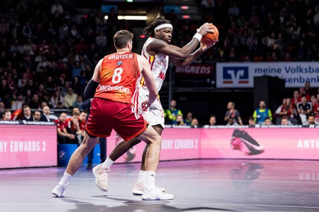 easyCredit Basketball Bundesliga, FC Bayern Munich Fitness First Würzburg Baskets 25 01 2026 Charles Thompson Fitness First Würzburg Baskets, 32 on the ball, Leon Kratzer FC Bayern Munich, 8 easyCredit Basketball Bundesliga, FC Bayern Munich Fitness First Würzburg Baskets Munich, BMW Park on 25 01 2026 Copyright: xBEAUTIFULxSPORTS Wunderlx