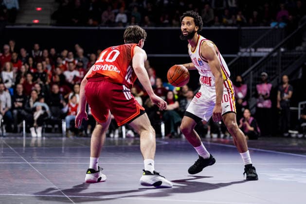 easyCredit Basketball Bundesliga, FC Bayern Munich Fitness First Würzburg Baskets 25 01 2026 Davion Mintz Fitness First Würzburg Baskets, 10 on the ball, Justinian Jessup FC Bayern Munich, 10 easyCredit Basketball Bundesliga, FC Bayern Munich Fitness First Würzburg Baskets Munich, BMW Park on 25 01 2026 Copyright: xBEAUTIFULxSPORTS Wunderlx
