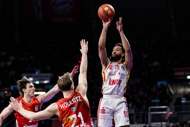 easyCredit Basketball Bundesliga, FC Bayern München Fitness First Würzburg Baskets 25 01 2026 Justinian Jessup FC Bayern München, 10 , Justus Hollatz FC Bayern München, 21 , Davion Mintz Fitness First Würzburg Baskets, 10 in the throw easyCredit Basketball Bundesliga, FC Bayern München Fitness First Würzburg Baskets Munich, BMW Park on 25 01 2026 Copyright: xBEAUTIFULxSPORTS Wunderlx
