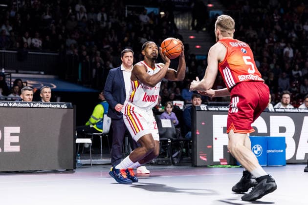 easyCredit Basketball Bundesliga, FC Bayern Munich Fitness First Würzburg Baskets 25 01 2026 Jonathan Stove Fitness First Würzburg Baskets, 22 in the throw, Niels Giffey FC Bayern Munich, 5 easyCredit Basketball Bundesliga, FC Bayern Munich Fitness First Würzburg Baskets Munich, BMW Park on 25 01 2026 Copyright: xBEAUTIFULxSPORTS Wunderlx