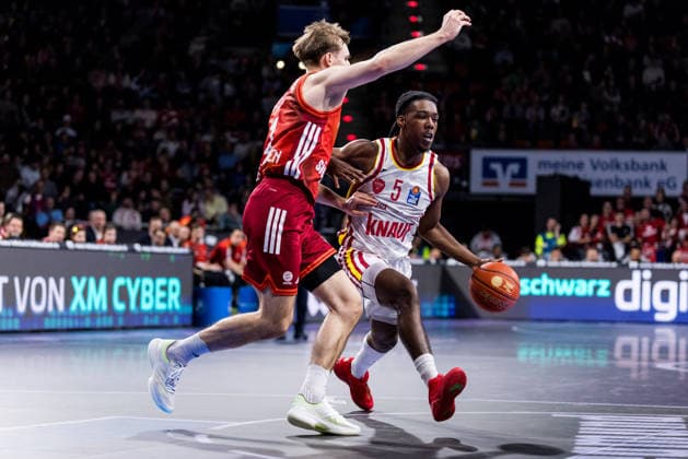 easyCredit Basketball Bundesliga, FC Bayern München Fitness First Würzburg Baskets 25 01 2026 Justus Hollatz FC Bayern München, 21 , Marcus Carr Fitness First Würzburg Baskets, 5 on the ball easyCredit Basketball Bundesliga, FC Bayern München Fitness First Würzburg Baskets Munich, BMW Park on 25 01 2026 Copyright: xBEAUTIFULxSPORTS Wunderlx