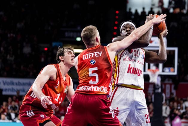 easyCredit Basketball Bundesliga, FC Bayern München Fitness First Würzburg Baskets 25 01 2026 Niels Giffey FC Bayern München, 5 , Charles Thompson Fitness First Würzburg Baskets, 32 on the ball easyCredit Basketball Bundesliga, FC Bayern München Fitness First Würzburg Baskets Munich, BMW Park on 25 01 2026 Copyright: xBEAUTIFULxSPORTS Wunderlx