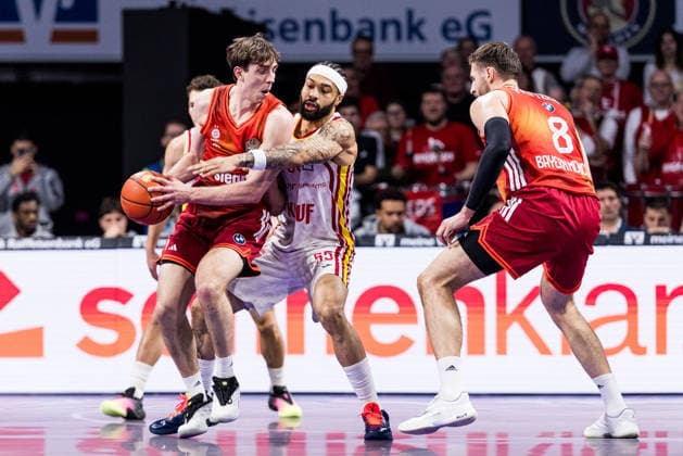 easyCredit Basketball Bundesliga, FC Bayern Munich Fitness First Würzburg Baskets 25 01 2026 Justinian Jessup FC Bayern Munich, 10 on the ball, David Muenkat Fitness First Würzburg Baskets, 55 easyCredit Basketball Bundesliga, FC Bayern Munich Fitness First Würzburg Baskets Munich, BMW Park on 25 01 2026 Copyright: xBEAUTIFULxSPORTS Wunderlx