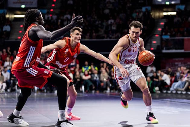 easyCredit Basketball Bundesliga, FC Bayern München Fitness First Würzburg Baskets 25 01 2026 Wenyen Gabriel FC Bayern München, 32 , Neno Dimitrijevic FC Bayern München, 0 , Brae Ivey Fitness First Würzburg Baskets, 11 on the ball easyCredit Basketball Bundesliga, FC Bayern München Fitness First Würzburg Baskets Munich, BMW Park on 25 01 2026 Copyright: xBEAUTIFULxSPORTS Wunderlx