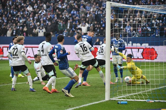 Kenan Karaman FC Schalke 04 , left back, scores the goal for 2 2, center Edin Dzeko FC Schalke 04 25 01 2026, Soccer 2 Bundesliga, Season 2025 2026, 19 Matchday, FC Schalke 04 1 FC Kaiserslautern DFL regulations prohibit any use of photographs as image sequences and or quasi video Gelsenkirchen Veltins Arena Nordrhein Westfalen Germany Team2